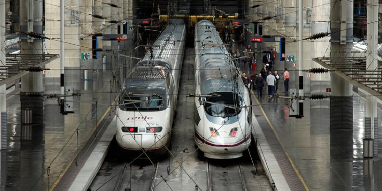 El 'bono transporte' beneficiará a más de 275000 andaluces 1 tren ave estacion