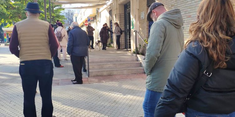 La sobrecarga laboral en los médicos de atención primaria se cronifica ante la inacción del SAS 1 Siguen las largas colas en los centros de salud andaluces, pero Moreno Bonilla y Marín ya piensan en la Semana Santa