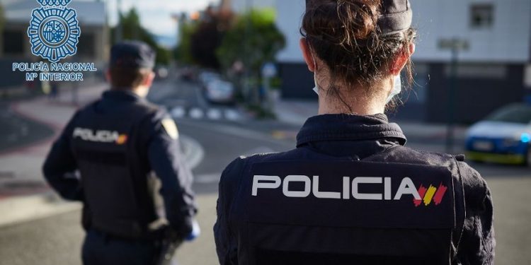 Detienen a un joven en Estepona por matar presuntamente a su madre 1 policia nacional