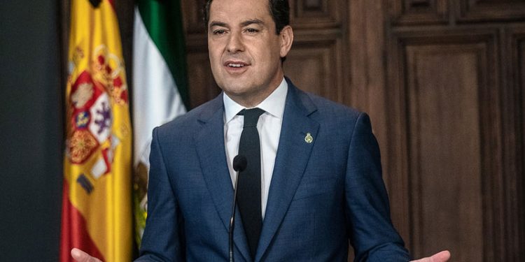 El tiempo de espera para la prestación de dependencia en Andalucía triplica el límite legal 1 juanma moreno presidente junta de andalucía