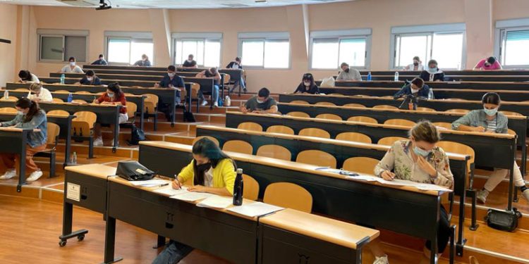 Un 'fallo informático' provoca el caos en las oposiciones del SAS 1 La Junta adelanta un día las oposiciones a maestro y USTEA tacha la maniobra de «chapuza»