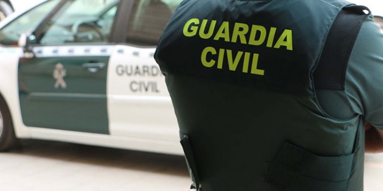 Muere un motorista en Huelva al caer a un arroyo 1 guardia civil