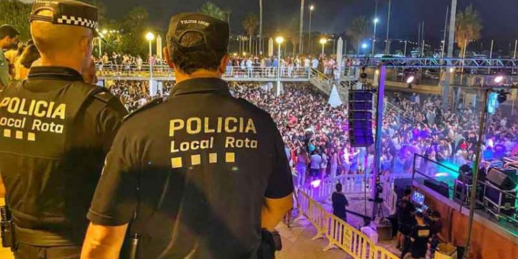 Tres menores en el hospital por posibles 'pinchazos' en la fiesta de la Urta de Rota 1 policia local rota