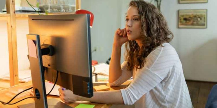 Las españolas trabajan más de un mes gratis al año por la brecha salarial con los hombres 1 teletrabajo
