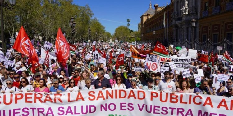 Marea Blanca se manifiesta este sábado en toda Andalucía bajo el lema 'Nos roban la sanidad, nos quitan la vida' 1 Más de 60.000 personas toman Sevilla por la sanidad pública
