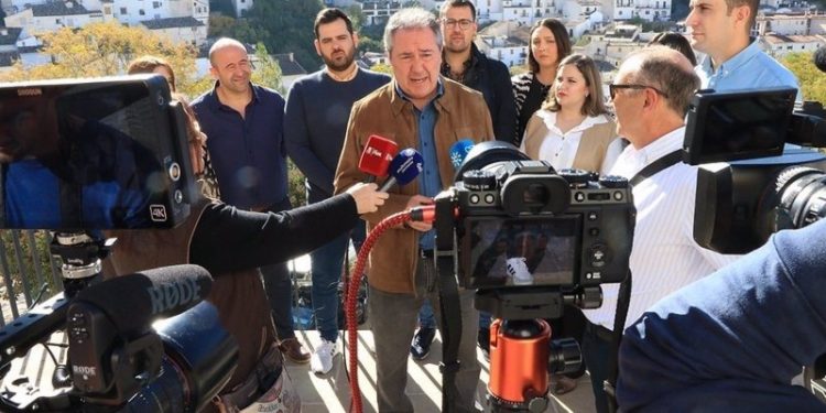 Espadas pide "humildad" a Juanma Moreno y que reconozca que "se equivocó" 1 Espadas pide explicaciones a la Junta por el alza de listas de espera sanitarias