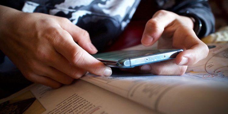 La Junta limitará el uso de dispositivos móviles en las aulas y prohibirá la venta de bebidas energéticas y vapeadores a menores 1 La Junta limitará el uso de dispositivos móviles en las aulas y prohibirá la venta de bebidas energéticas y vapeadores a menores