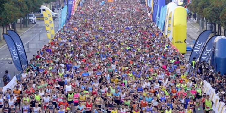 La capital hispalense vive una memorable edición del Medio Maratón con récord de participación 1 Salida Media Maratón Sevilla