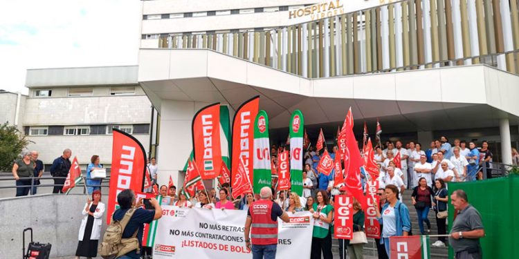 Técnicos del SAS protestan este viernes para reclamar una clasificación "correcta" según titulación 1 Concentración Sindicatos Sanidad SAS