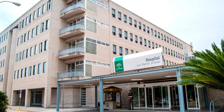 El hospital referencia de Huelva vuelve a quedar sin director-gerente por falta de candidatos 1 Una mujer de 82 años pasó 30 horas en los pasillos del Juan Ramón Jiménez de Huelva para ser atendida