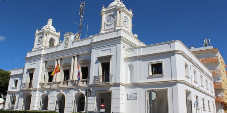 Barbate se manifestará por su "dignidad" y en apoyo a los Cuerpos y Fuerzas de Seguridad del Estado 1 Fachada Ayuntamiento Barbate Cádiz