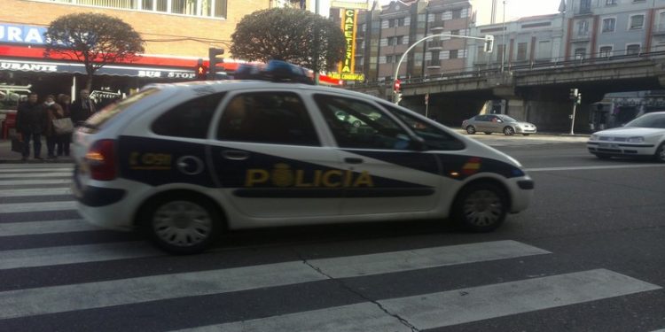 La Policía detiene en Badajoz a un hombre que portaba armas de fuego sin permiso y agredió a los agentes 1 Vehículo Patrulla Policía Nacional