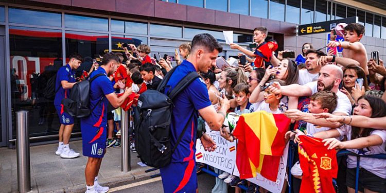 Cientos de aficionados reciben en Badajoz a la Selección Española 1 Cientos de aficionados reciben en Badajoz a la Selección Española