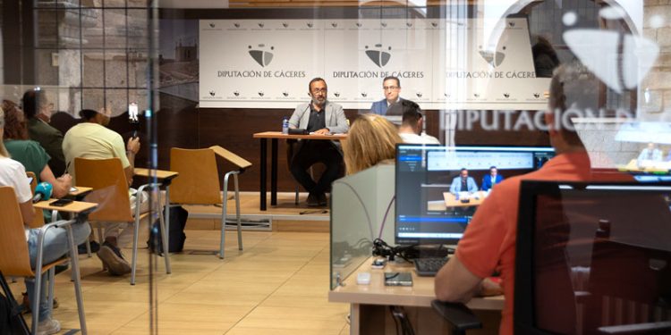 La coordinación contra incendios y salvamento, rubricado entre la Central Nuclear de Almaraz y la Diputación de Cáceres 1 La coordinación contra incendios y salvamento, rubricado entre la Central Nuclear de Almaraz y la Diputación de Cáceres