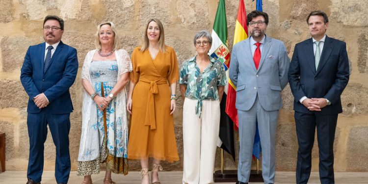 Consenso entre la Junta de Extremadura, CCOO, UGT y Creex para establecer un Plan Director de Políticas de Empleo