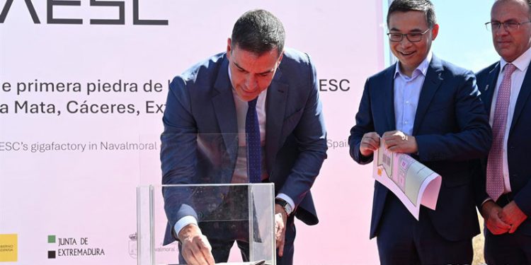 Sánchez coloca la primera piedra de la gigafactoría de AESC: "Situará a Extremadura como referente internacional en la automoción del futuro" 1 Sánchez coloca la primera piedra de la gigafactoría de AESC: «Situará a Extremadura como referente internacional en la automoción del futuro»