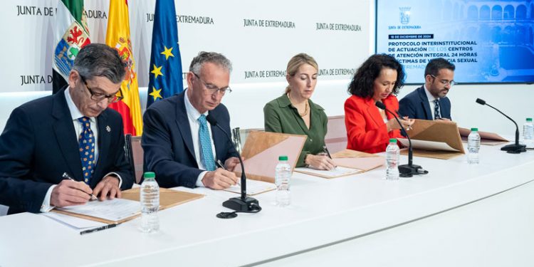 Extremadura ya cuenta con un protocolo de actuación de los Centros de Atención Integral 24 horas a Víctimas de Violencia Sexual 1 Extremadura ya cuenta con un protocolo de actuación de los Centros de Atención Integral 24 horas a Víctimas de Violencia Sexual