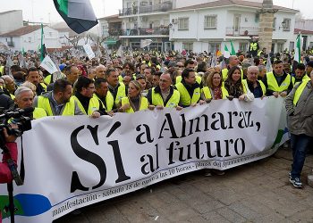 Unas 7.000 personas se manifiestan hasta las puertas de la Central Nuclear de Almaraz para reclamar su continuidad 9 Unas 7.000 personas se manifiestan hasta las puertas de la Central Nuclear de Almaraz para reclamar su continuidad