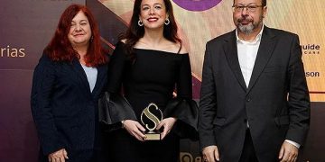 Sara Gª Espada recibe el Premio Sanitas por su liderazgo en la gestión sanitaria y su defensa de la medicina