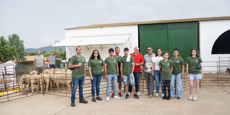 La Escuela de Pastores Tajo-Salor-Almonte consolida su apuesta por la formación ganadera con una visita técnica a la finca “El Cuartillo”