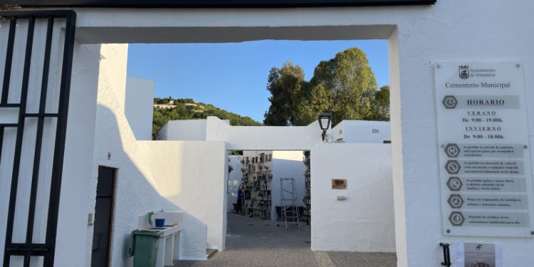 Almendralejo implementa medidas especiales en el cementerio por el Dia de Todos