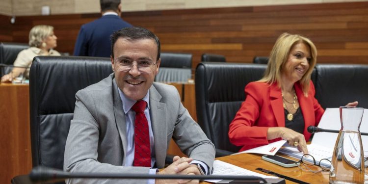 El PSOE presenta enmienda a la totalidad de los presupuestos y acelera el adelan