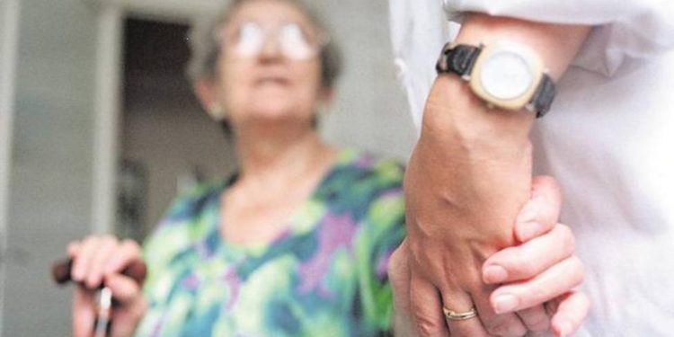 El perfil del cuidador en Extremadura mujer de 47 anos que cuida de sus padres m