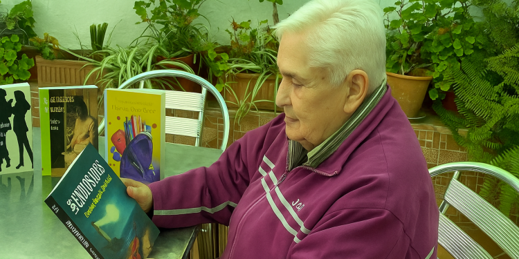 La maestra de Badajoz que transforma la dehesa en un aula literaria: "Cada libro es una escuela" 1 La maestra de Badajoz que transforma la dehesa en un aula literaria Cada libro e
