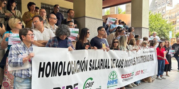 Profesores de Extremadura anuncian huelga para el 7 de noviembre